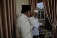 Calon Presiden Koalisi Indonesia Maju Prabowo Subianto didoakan jadi Presiden 2024 usai melakukan Ziarah ke Makam Sultan Maulana Hasanuddin, Serang, Banten. (Dok. Tim Media Prabowo Subianto)