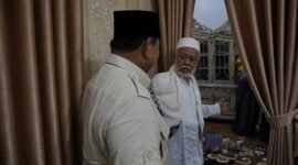 Calon Presiden Koalisi Indonesia Maju Prabowo Subianto didoakan jadi Presiden 2024 usai melakukan Ziarah ke Makam Sultan Maulana Hasanuddin, Serang, Banten. (Dok. Tim Media Prabowo Subianto)