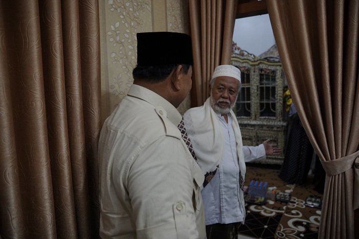 Calon Presiden Koalisi Indonesia Maju Prabowo Subianto didoakan jadi Presiden 2024 usai melakukan Ziarah ke Makam Sultan Maulana Hasanuddin, Serang, Banten. (Dok. Tim Media Prabowo Subianto)