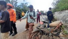 Tim gabungan dibantu warga berupaya melakukan pencarian korban di lokasi kejadian tanah longsor di Desa Bonglo, Kecamatan Bastem Utara, Kabupaten Luwu. (Dok. BPBD Kabupaten Luwu)

