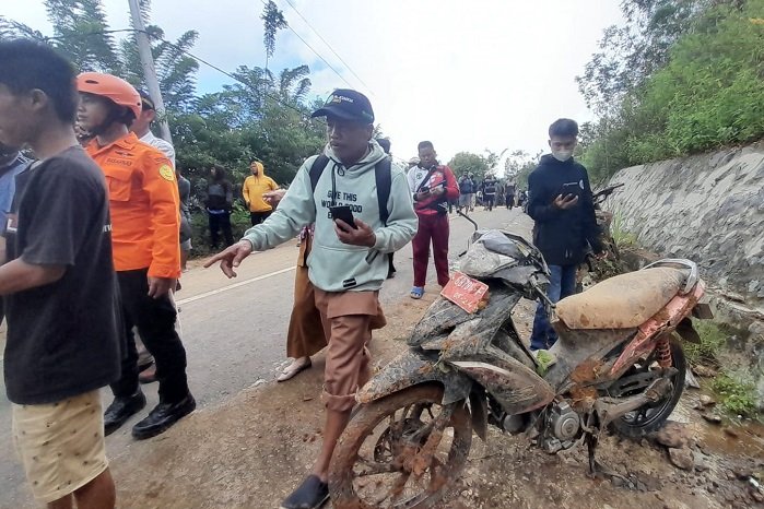 Tim gabungan dibantu warga berupaya melakukan pencarian korban di lokasi kejadian tanah longsor di Desa Bonglo, Kecamatan Bastem Utara, Kabupaten Luwu. (Dok. BPBD Kabupaten Luwu)

