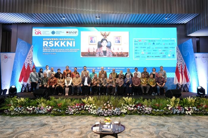 Foto : Konvensi Nasional RSKKNI Perkuat Kompetensi dan Perlindungan Konsumen di Sektor Jasa Keuangan di Double Tree by Hilton Honors Hotel di Surabaya (9/7/24). (Doc.Ist)