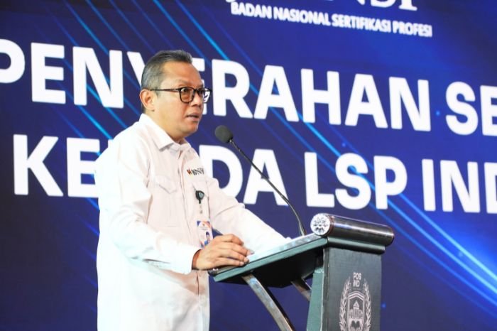 Foto : Ketua BNSP, Syamsi Hari, menyerahkan Sertifikat Lisensi kepada LSP IND Logistik Indonesia  di Bandung, 14 Agustus 2024, sekaligus menandai pengesahan resmi LSP dalam bidang Pos dan Logistik, didukung oleh PT Pos Indonesia dan ASPERINDO. (Doc.Ist)