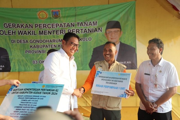 Wakil Menteri Pertanian (Wamentan) Sudaryono terjun ke sawah lakukan percepatan tanam. (Dok. Kementan)
