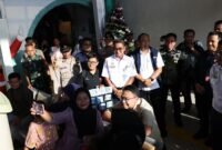 Wamenkomdigi Angga Prabowo disambut antusias para warga yang hendak bepergian di momen Natal 2024 dan Tahun Baru 2025. (Dok Kementerian Komdigi)

