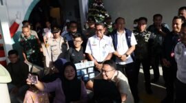 Wamenkomdigi Angga Prabowo disambut antusias para warga yang hendak bepergian di momen Natal 2024 dan Tahun Baru 2025. (Dok Kementerian Komdigi)

