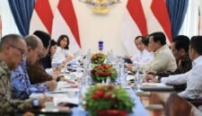 Presiden Prabowo Subianto menggelar rapat terbatas sekaligus makan siang bersama sejumlah jajaran Menteri Kabinet Merah Putih. (Facebook.com @Prabowo Subianto )

