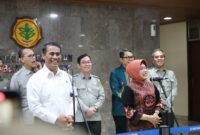 Plt. Kepala BPS, Amalia Adininggar Widyasanti, dan Mentan Andi Amran Sulaiman pada penandatanganan MoU antara Kementerian Pertanian dengan Badan Pusat Statistik di Kantor Pusat Kementan. (Dok Kementerian Pertanian)