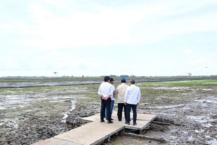 Presiden Prabowo Subianto melakukan kunjungan kerja di Provinsi Sumatera Selatan (Sumsel) yang didampingi oleh Menteri Pertanian Andi Amran Sulaiman. (Dok. Biro Pers, Media, dan Informasi Sekretariat Presiden)