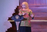 Khofifah Indar Parawansa saat memberi pidato, di tengah sorotan publik atas mangkirnya dari pemeriksaan KPK. (Dok. kominfo.jatimprov.go.id) 

