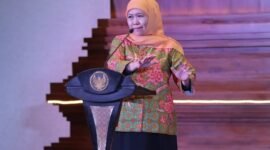 Khofifah Indar Parawansa saat memberi pidato, di tengah sorotan publik atas mangkirnya dari pemeriksaan KPK. (Dok. kominfo.jatimprov.go.id) 
