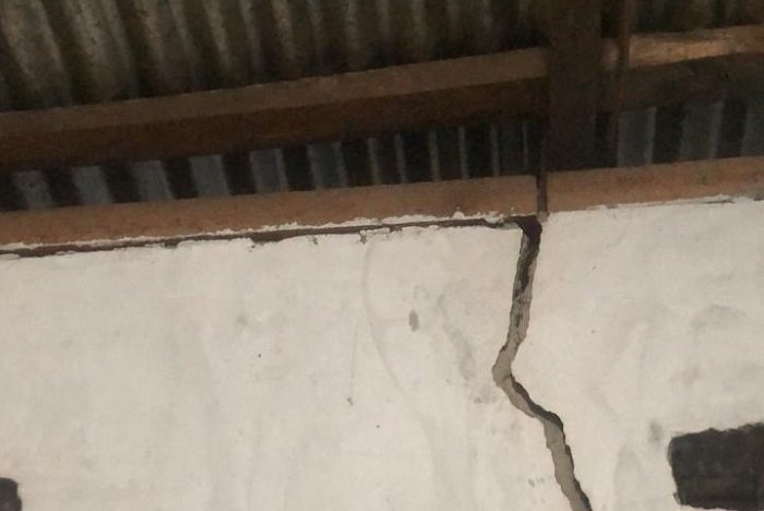 Kondisi tembok rumah warga pascagempa berkekuatan M5.0 yang mengguncang Poso, Sulawesi Tengah. (Dok. BPBD Kabupaten Poso)

